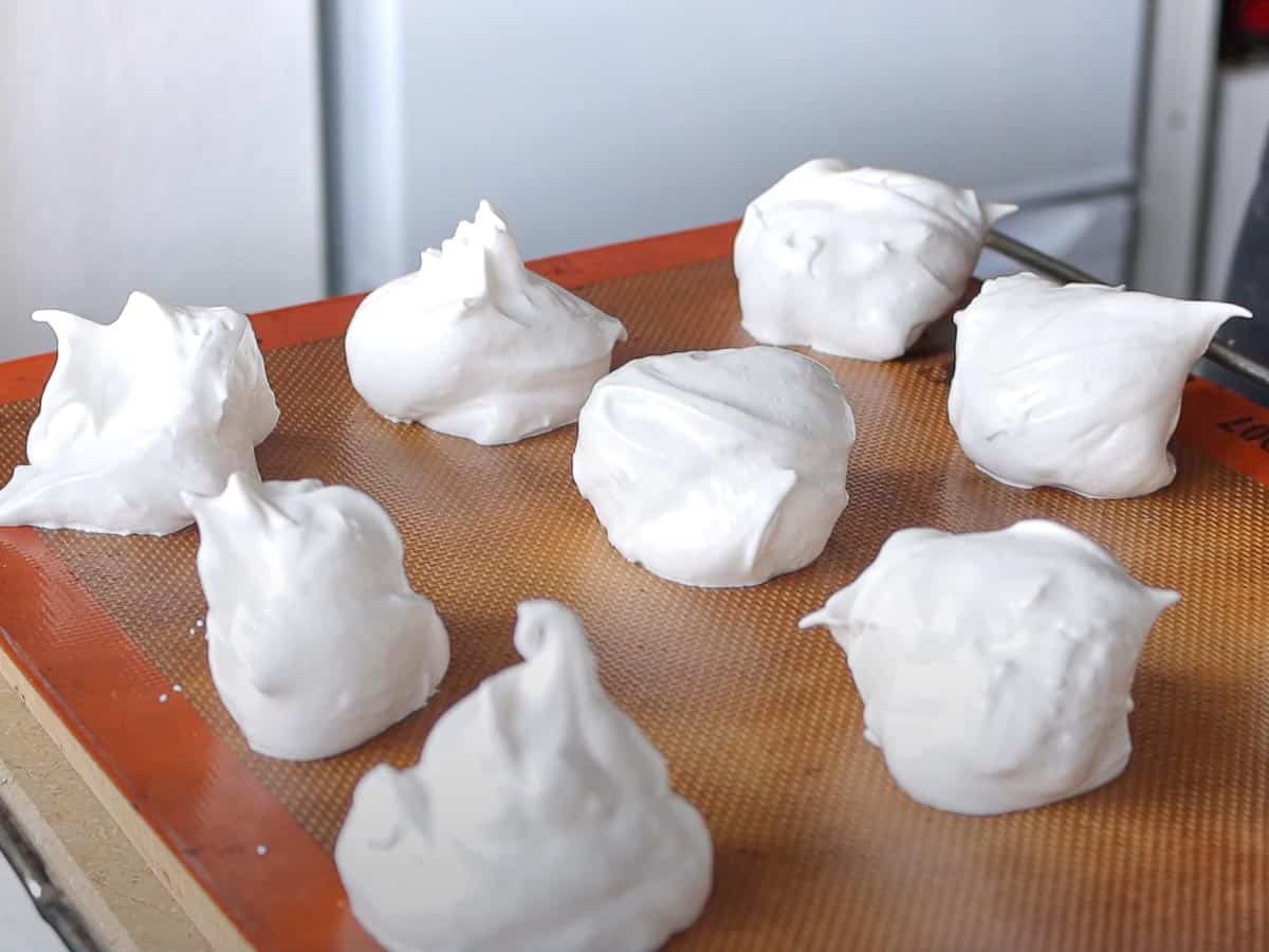 shaping vegan meringue 1 2024 | grosskochberg